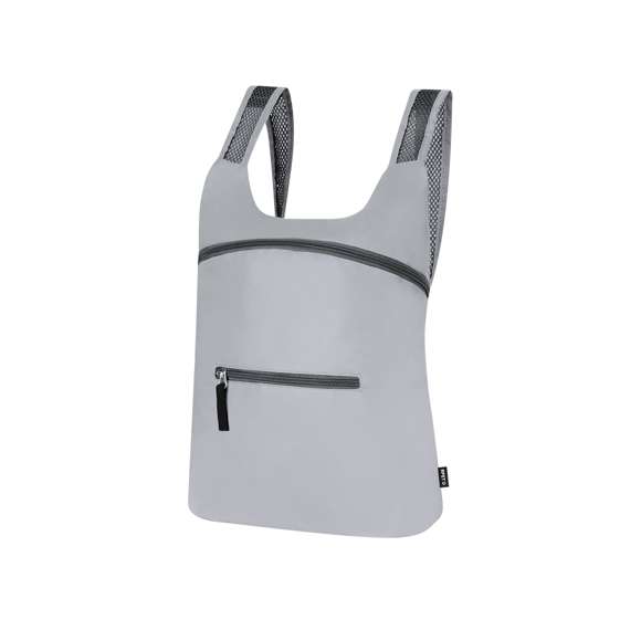 Mochila plegable de RPET. CFabricada empleando tejido con gran capacidad para reflejar intensamente la luz, gracias a millones de pigmentos reflectantes y basándose en el principio de la retro-reflexión de la luz, una propiedad de visibilidad nocturna que consiste en la refracción de la luz hacia la fuente de origen de la misma. Con cierre de cremallera y bolsillo frontal. Cintas de hombros regulables en material transpirable. Plegado de pequeño tamaño, con cinta de transporte. Incluye distintivo RPET.El material RPET se elabora a partir de plástico reciclado, para así fomentar la reutilización de residuos plásticos y ayudar a la sostenibilidad del planeta.