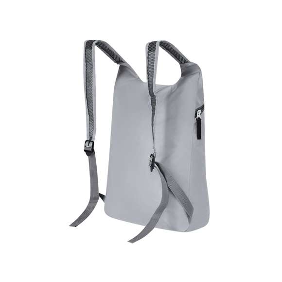 Mochila plegable de RPET. CFabricada empleando tejido con gran capacidad para reflejar intensamente la luz, gracias a millones de pigmentos reflectantes y basándose en el principio de la retro-reflexión de la luz, una propiedad de visibilidad nocturna que consiste en la refracción de la luz hacia la fuente de origen de la misma. Con cierre de cremallera y bolsillo frontal. Cintas de hombros regulables en material transpirable. Plegado de pequeño tamaño, con cinta de transporte. Incluye distintivo RPET.El material RPET se elabora a partir de plástico reciclado, para así fomentar la reutilización de residuos plásticos y ayudar a la sostenibilidad del planeta.