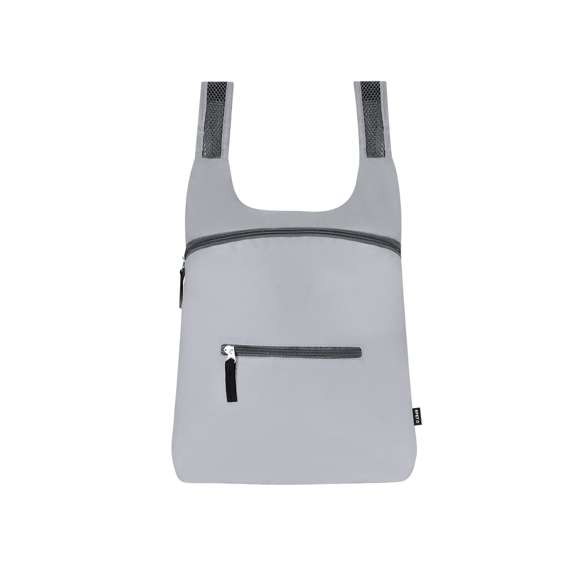 Mochila plegable de RPET. CFabricada empleando tejido con gran capacidad para reflejar intensamente la luz, gracias a millones de pigmentos reflectantes y basándose en el principio de la retro-reflexión de la luz, una propiedad de visibilidad nocturna que consiste en la refracción de la luz hacia la fuente de origen de la misma. Con cierre de cremallera y bolsillo frontal. Cintas de hombros regulables en material transpirable. Plegado de pequeño tamaño, con cinta de transporte. Incluye distintivo RPET.El material RPET se elabora a partir de plástico reciclado, para así fomentar la reutilización de residuos plásticos y ayudar a la sostenibilidad del planeta.