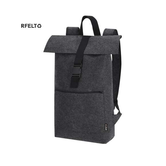 Mochila de fieltro RPET. Cuenta con bolsillo principal con cierre de hebilla y bolsillo frontal adicional con cierre de cremallera. Equipada con cintas para los hombros ajustables y reforzadas y asa superior. Incluye distintivo RPET en etiqueta exterior.El fieltro RPET es fruto de la combinación del proceso de reciclaje de materiales plásticos junto con la técnica milenaria de fabricación del fieltro, dando como resultado un material de eco-tendencia que, además de ser de origen reciclado, también se convierte en reciclable.