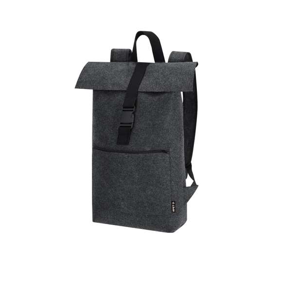 Mochila de fieltro RPET. Cuenta con bolsillo principal con cierre de hebilla y bolsillo frontal adicional con cierre de cremallera. Equipada con cintas para los hombros ajustables y reforzadas y asa superior. Incluye distintivo RPET en etiqueta exterior.El fieltro RPET es fruto de la combinación del proceso de reciclaje de materiales plásticos junto con la técnica milenaria de fabricación del fieltro, dando como resultado un material de eco-tendencia que, además de ser de origen reciclado, también se convierte en reciclable.