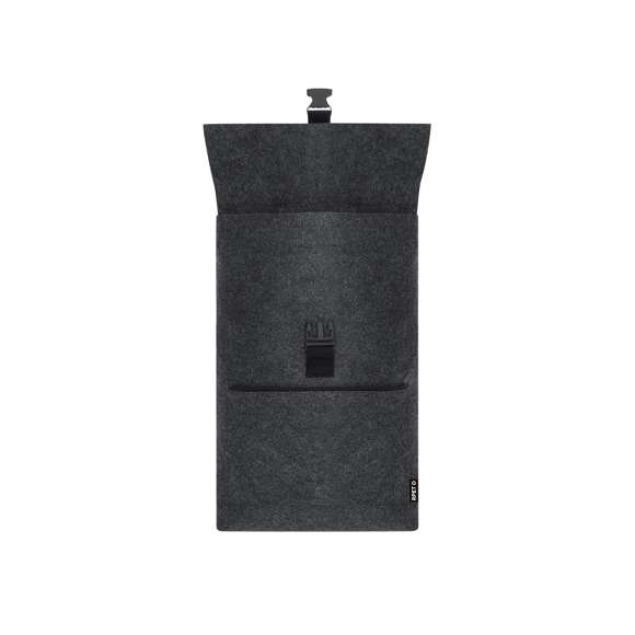 Mochila de fieltro RPET. Cuenta con bolsillo principal con cierre de hebilla y bolsillo frontal adicional con cierre de cremallera. Equipada con cintas para los hombros ajustables y reforzadas y asa superior. Incluye distintivo RPET en etiqueta exterior.El fieltro RPET es fruto de la combinación del proceso de reciclaje de materiales plásticos junto con la técnica milenaria de fabricación del fieltro, dando como resultado un material de eco-tendencia que, además de ser de origen reciclado, también se convierte en reciclable.