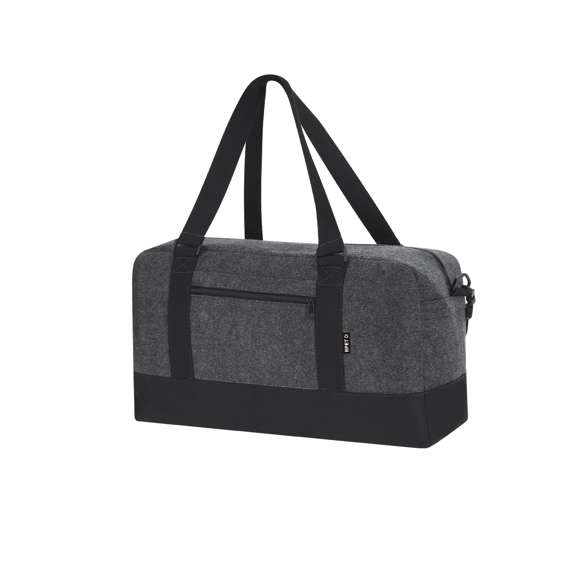 Bolso de fieltro RPET. Con compartimento principal con cierre de cremallera a juego y base en color negro y bolsillo exterior de cremallera. Incluye anchas asas de color negro , cinta bandolera ajustable a juego y distintivo RPET.El fieltro RPET es fruto de la combinación del proceso de reciclaje de materiales plásticos junto con la técnica milenaria de fabricación del fieltro, dando como resultado un material de eco-tendencia que, además de ser de origen reciclado, también se convierte en reciclable.