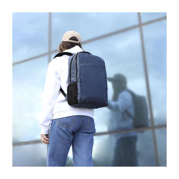 Mochila fabricada en suave PU. Con bolsillo principal de cierre de cremallera con doble tirador. Bolsillo interior para portátil de hasta 15 pulgadas. Incluye bolsillo frontal con cierre de cremallera invisible. Espalda y cintas acolchadas, con tela transpirable y ajustables. Incluye asa de mano acolchada y cinta de transporte para ajuste en trolley o maleta, ideal para viajes.