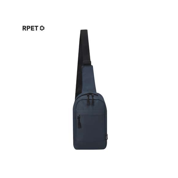 Bandolera en resistente poliéster RPET 600D. Con sistema de cierre de cremallera con doble tirador. Cuenta con un espacioso bolsillo principal y un práctico bolsillo frontal con cremallera. Incluye una cinta de transporte ajustable, con diferentes opciones de uso, proporcionando versatilidad y comodidad en cualquier ocasión.El material RPET se elabora a partir de plástico reciclado, para así fomentar la reutilización de residuos plásticos y ayudar a la sostenibilidad del planeta.