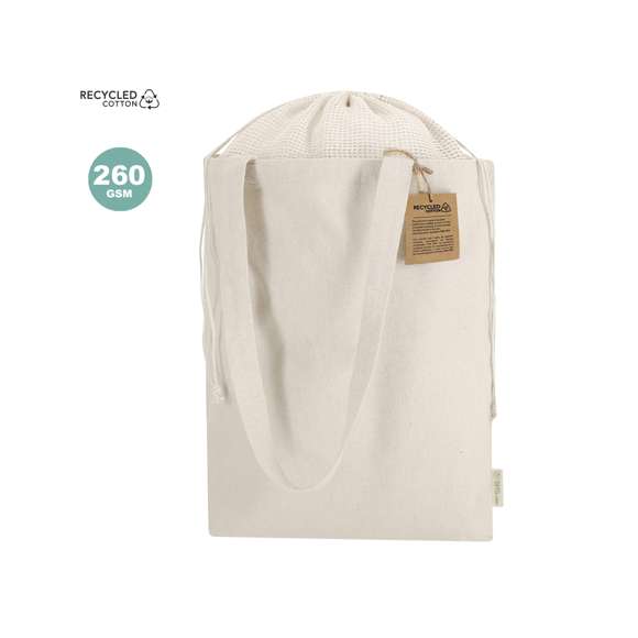 Bolsa fabricada principalmente en algodón reciclado de 260 g/m2 con sistema de cierre superior a cordones, fabricado en redecilla. Asas largas de 70cm con refuerzo, de acabado cosido. Logotipo en etiqueta lateral y resistencia hasta 8 kg de peso.