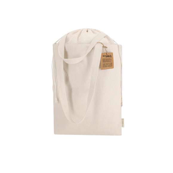 Bolsa fabricada principalmente en algodón reciclado de 260 g/m2 con sistema de cierre superior a cordones, fabricado en redecilla. Asas largas de 70cm con refuerzo, de acabado cosido. Logotipo en etiqueta lateral y resistencia hasta 8 kg de peso.