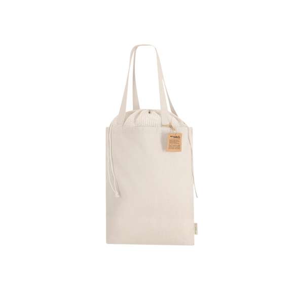 Bolsa fabricada principalmente en algodón reciclado de 260 g/m2 con sistema de cierre superior a cordones, fabricado en redecilla. Asas largas de 70cm con refuerzo, de acabado cosido. Logotipo en etiqueta lateral y resistencia hasta 8 kg de peso.