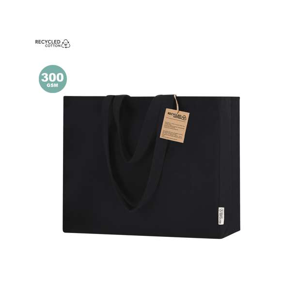 Bolsa confeccionada principalmente en resistente algodón reciclado de 300g/m2. De acabado cosido con fuelle y asas largas de 70cm reforzadas. Logotipo en etiqueta lateral y resistencia hasta 10kg de peso.