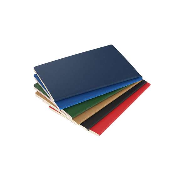 Libreta fabricada en cartón reciclado, con detalle cosido a juego en el lomo. Incluye 60 hojas en color crema a una raya.