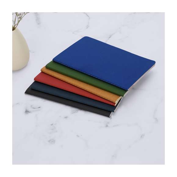 Libreta fabricada en cartón reciclado, con detalle cosido a juego en el lomo. Incluye 60 hojas en color crema a una raya.