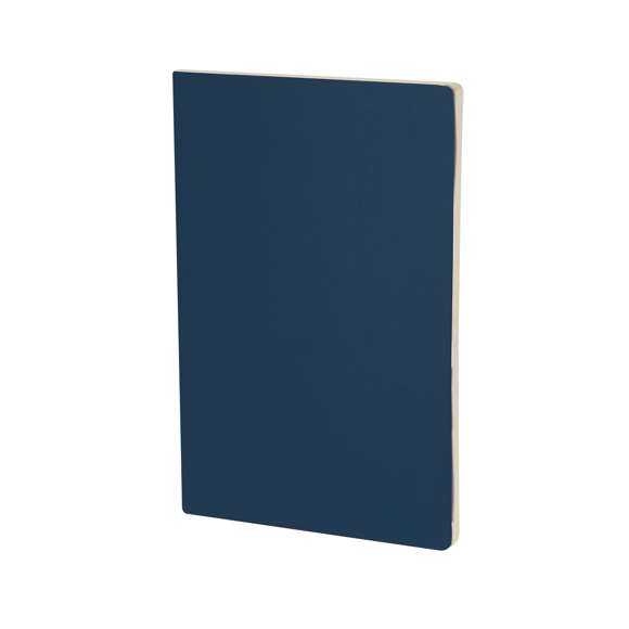 Libreta fabricada en cartón reciclado, con detalle cosido a juego en el lomo. Incluye 60 hojas en color crema a una raya.