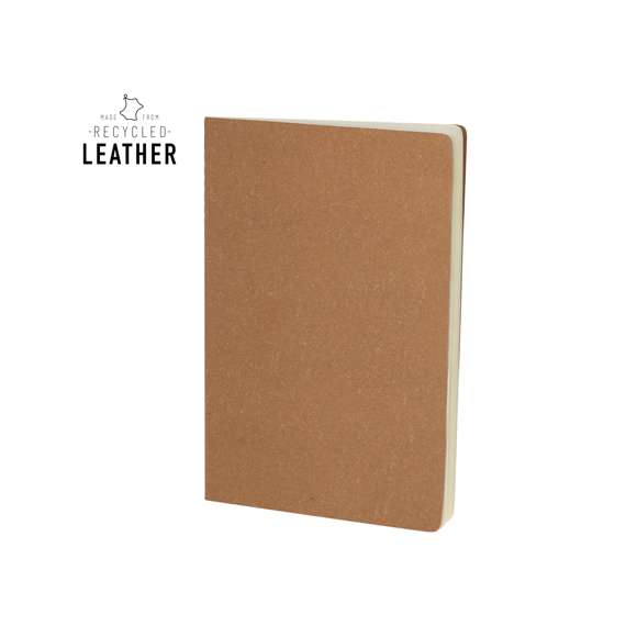 Libreta fabricada en PU reciclado, con detalle cosido a juego en el lomo. Incluye 60 hojas en color crema a una raya.