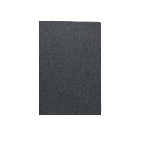 Libreta fabricada en PU reciclado, con detalle cosido a juego en el lomo. Incluye 60 hojas en color crema a una raya.