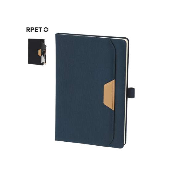 Bloc de notas en RPET, con un bolsillo exterior con distinguido detalle en PU marrón. Incluye 80 hojas de color crema a rayas y soporte elástico para bolígrafo a juego. Incluye distintivo RPET.El material RPET se elabora a partir de plástico reciclado, para así fomentar la reutilización de residuos plásticos y ayudar a la sostenibilidad del planeta.