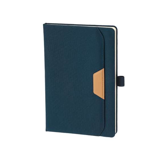 Bloc de notas en RPET, con un bolsillo exterior con distinguido detalle en PU marrón. Incluye 80 hojas de color crema a rayas y soporte elástico para bolígrafo a juego. Incluye distintivo RPET.El material RPET se elabora a partir de plástico reciclado, para así fomentar la reutilización de residuos plásticos y ayudar a la sostenibilidad del planeta.