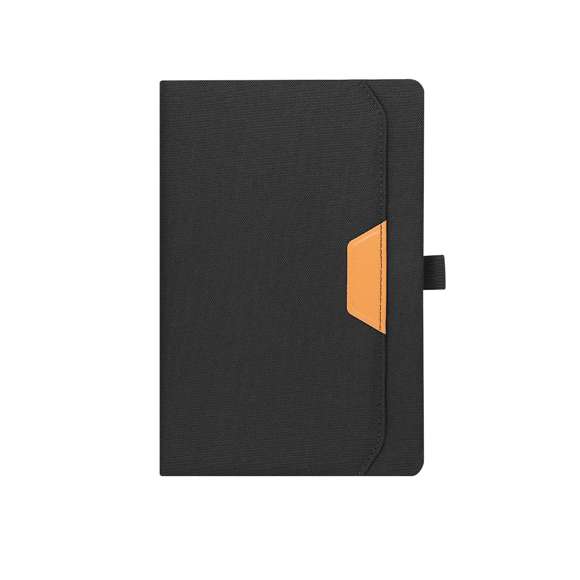 Bloc de notas en RPET, con un bolsillo exterior con distinguido detalle en PU marrón. Incluye 80 hojas de color crema a rayas y soporte elástico para bolígrafo a juego. Incluye distintivo RPET.El material RPET se elabora a partir de plástico reciclado, para así fomentar la reutilización de residuos plásticos y ayudar a la sostenibilidad del planeta.