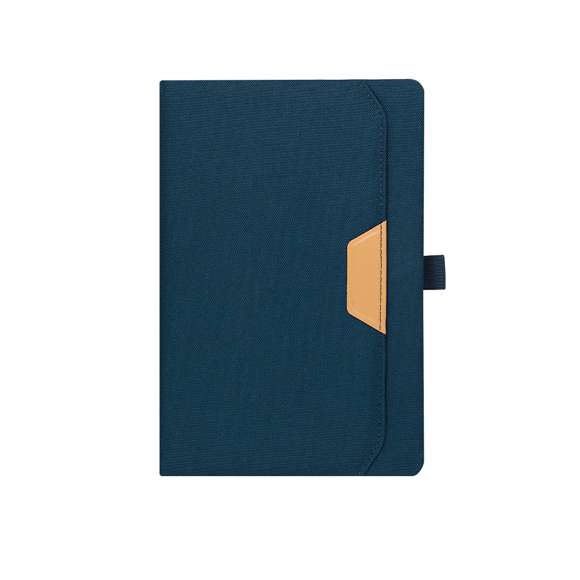 Bloc de notas en RPET, con un bolsillo exterior con distinguido detalle en PU marrón. Incluye 80 hojas de color crema a rayas y soporte elástico para bolígrafo a juego. Incluye distintivo RPET.El material RPET se elabora a partir de plástico reciclado, para así fomentar la reutilización de residuos plásticos y ayudar a la sostenibilidad del planeta.
