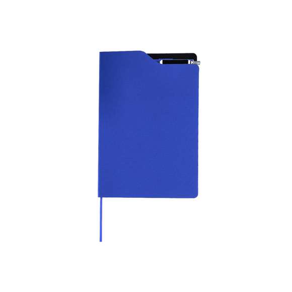 Bloc de notas con bolígrafo en RPET. Incluye 80 páginas de color crema a rayas, marcapáginas y elástico portabolígrafos a juego. Cuenta con bolígrafo con mecanismo pulsador y tinta azul. Incluye distintivo RPET.El material RPET se elabora a partir de plástico reciclado, para así fomentar la reutilización de residuos plásticos y ayudar a la sostenibilidad del planeta.