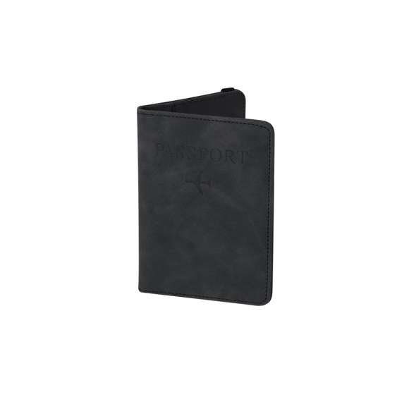 Funda para pasaporte de elegante diseño fabricado en PU Reciclado de suave tacto. Interior con múltiples bolsillos para guardar tarjetas, pasaporte y documentos. Con sistema de protección RFID y cinta elástica de cierre. Con logotipo de PU Reciclado en la parte trasera.La PU Reciclada destaca por su resistencia y elasticidad. Este material reciclado y reciclable es una opción sostenible que rescata las fibras desechadas en los procesos de fabricación, minimizando así el desperdicio de material y contribuyendo a su vez a reducir el impacto ambiental, manteniendo a la vez sus propiedades originales.