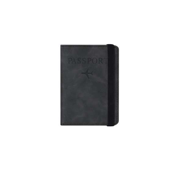 Funda para pasaporte de elegante diseño fabricado en PU Reciclado de suave tacto. Interior con múltiples bolsillos para guardar tarjetas, pasaporte y documentos. Con sistema de protección RFID y cinta elástica de cierre. Con logotipo de PU Reciclado en la parte trasera.La PU Reciclada destaca por su resistencia y elasticidad. Este material reciclado y reciclable es una opción sostenible que rescata las fibras desechadas en los procesos de fabricación, minimizando así el desperdicio de material y contribuyendo a su vez a reducir el impacto ambiental, manteniendo a la vez sus propiedades originales.