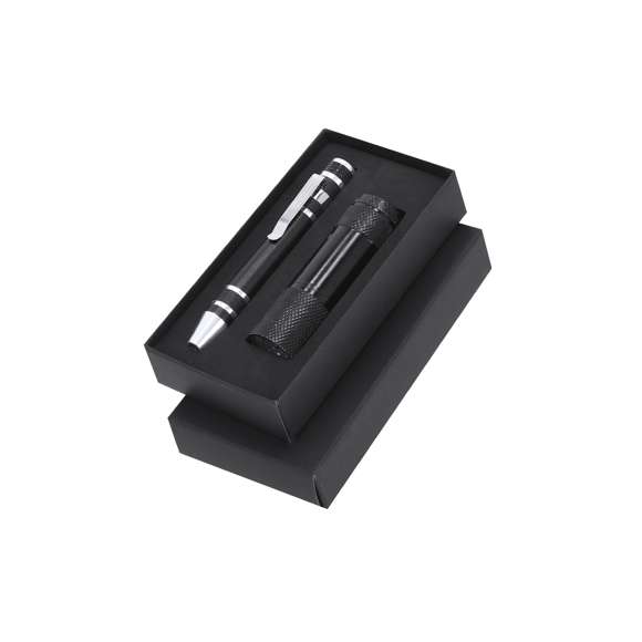 Set de Herramientas Multifuncional con Linterna y Destornillador en aluminio. Incluye:- Destornillador con 6 cabezales imantados: 3 planos y 3 de estrella, equipado con un práctico clip metálico que facilita su enganche y transporte.- Linterna LED con 9 LEDs, alimentada por 3 pilas AAA (no incluidas). Incorpora cordón para muñeca, ofreciendo comodidad y seguridad en su manejo.Presentado en caja negra.