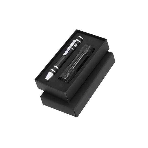Set de Herramientas Multifuncional con Linterna y Destornillador en aluminio. Incluye:- Destornillador con 6 cabezales imantados: 3 planos y 3 de estrella, equipado con un práctico clip metálico que facilita su enganche y transporte.- Linterna LED con 9 LEDs, alimentada por 3 pilas AAA (no incluidas). Incorpora cordón para muñeca, ofreciendo comodidad y seguridad en su manejo.Presentado en caja negra.
