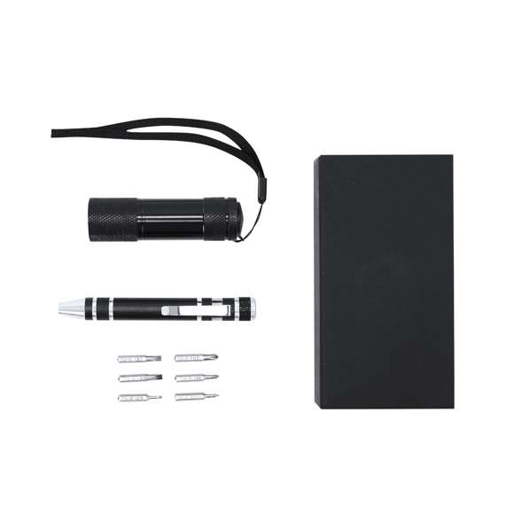 Set de Herramientas Multifuncional con Linterna y Destornillador en aluminio. Incluye:- Destornillador con 6 cabezales imantados: 3 planos y 3 de estrella, equipado con un práctico clip metálico que facilita su enganche y transporte.- Linterna LED con 9 LEDs, alimentada por 3 pilas AAA (no incluidas). Incorpora cordón para muñeca, ofreciendo comodidad y seguridad en su manejo.Presentado en caja negra.