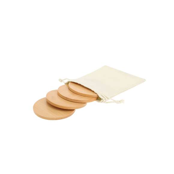 Set de posavasos de bambú. Incluye 4 posavosas. Presentado en bolsa de algodón con cierre de cordones.