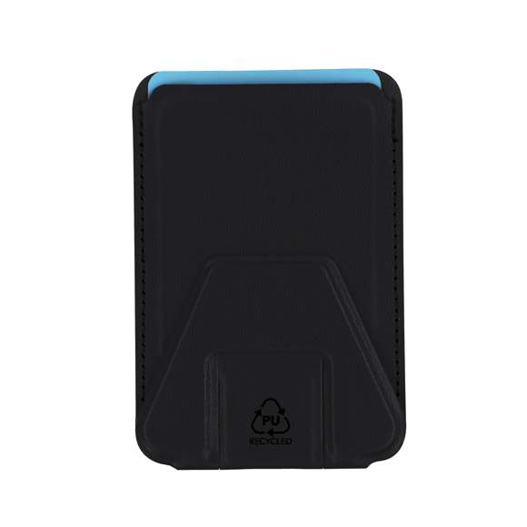 Funda tarjetero en PU Reciclado. Con soporte multifuncional que permite diversas posiciones. Con sistema de fijación adhesiva. Incluye distintivo PU reciclado.La PU Reciclado destaca por su resistencia y elasticidad. Este material reciclado y reciclable es una opción sostenible que rescata las fibras desechadas en los procesos de fabricación, minimizando así el desperdicio de material y contribuyendo a su vez a reducir el impacto ambiental, manteniendo a la vez sus propiedades originales.