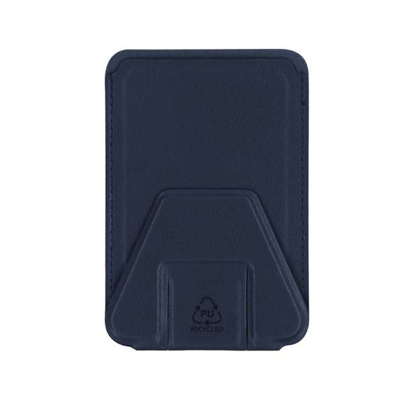 Funda tarjetero en PU Reciclado. Con soporte multifuncional que permite diversas posiciones. Con sistema de fijación adhesiva. Incluye distintivo PU reciclado.La PU Reciclado destaca por su resistencia y elasticidad. Este material reciclado y reciclable es una opción sostenible que rescata las fibras desechadas en los procesos de fabricación, minimizando así el desperdicio de material y contribuyendo a su vez a reducir el impacto ambiental, manteniendo a la vez sus propiedades originales.