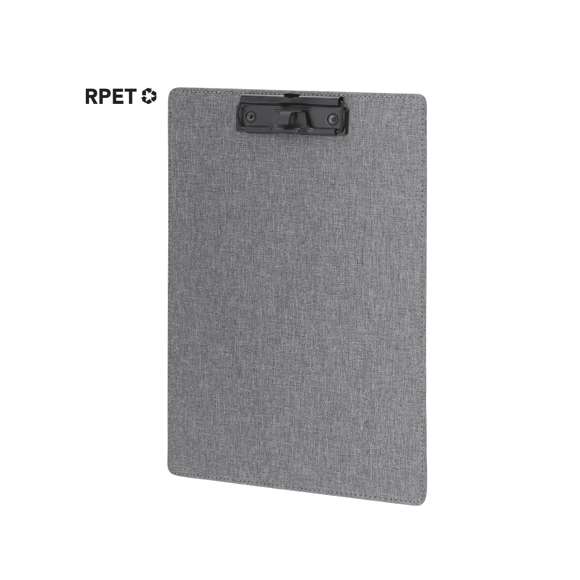 Excelente organizador en suave poliéster RPET 300D tamaño A4. Con resistente pinza para documentación y práctico gancho porta bolígrafos. Con distintivo de RPET en el reverso. El material RPET se elabora a partir de plástico reciclado, para así fomentar la reutilización de residuos plásticos y ayudar a la sostenibilidad del planeta.