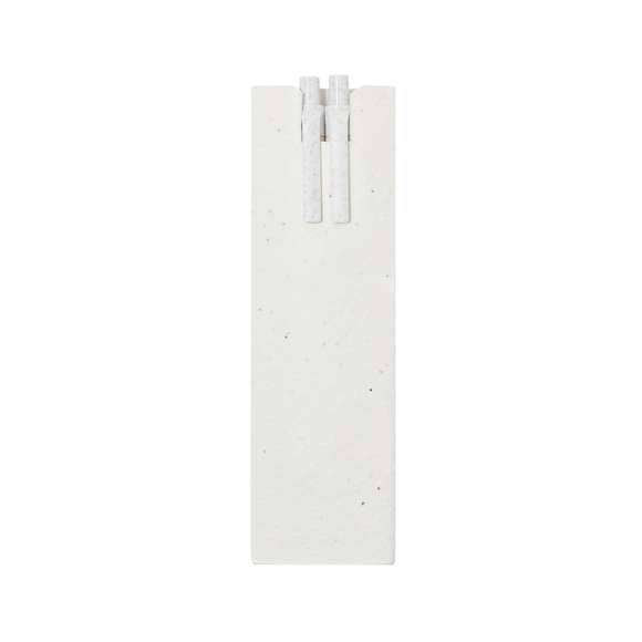 Set de bolígrafo y lápiz eterno fabricados con cartones de leche reciclados, presentados en funda de papel con semillas. Bolígrafo de tinta azul y lápiz con punta eterna, para así usar siempre el mismo lápiz y no generar residuos, ambos con mecanismo pulsador y clip a juego fabricados en Caña de Trigo, con distintivo grabado. Con distintivo de cartón de leche reciclado en el cuerpo. La funda incluye semillas de petunia, convirtiéndolo en papel plantable al final de su vida útil. Incluye instrucciones de plantado en la cubierta trasera.Los Cartones de Ceche se componen en su mayor parte de cartón y aluminio. Durante su proceso de reciclado, se separan los distintos materiales del envase para su reutilización y nuevo uso, contribuyendo así a recorrer el camino infinito de la economía circular. Este material se caracteriza por su alto grado de reciclabilidad, así como por su ligereza y resistencia.La Caña de Trigo fomenta la utilización de materias primas naturales, reduciendo así las emisiones contaminantes.