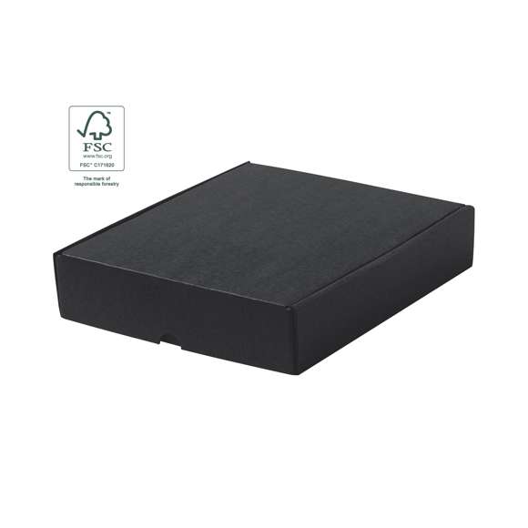 Caja de presentación tamaño mediano fabricado en cartón reciclado corrugado en color negro. En línea con la tendencia del mercado hacia la sostenibilidad integral del regalo, ofreciendo soluciones de origen reciclado con el fin de ayudar a la mejora y conservación de nuestro planeta.