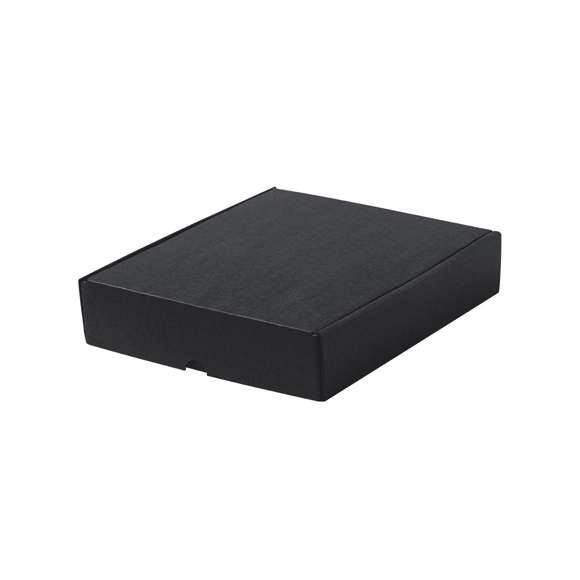 Caja de presentación tamaño mediano fabricado en cartón reciclado corrugado en color negro. En línea con la tendencia del mercado hacia la sostenibilidad integral del regalo, ofreciendo soluciones de origen reciclado con el fin de ayudar a la mejora y conservación de nuestro planeta.