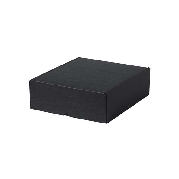 Caja de presentación tamaño XL. Fabricado en cartón reciclado corrugado en color negro. En línea con la tendencia del mercado hacia la sostenibilidad integral del regalo, ofreciendo soluciones de origen reciclado con el fin de ayudar a la mejora y conservación de nuestro planeta.