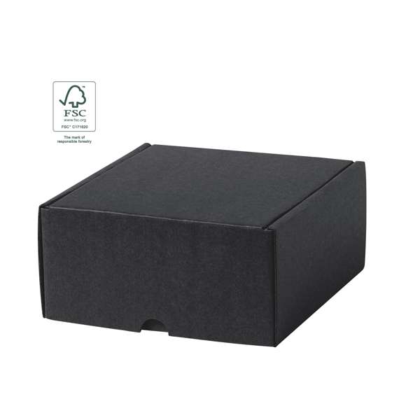 Caja de presentación tamaño S, fabricada en cartón reciclado corrugado en color negro. En línea con la tendencia del mercado hacia la sostenibilidad integral del regalo, ofreciendo soluciones de origen reciclado con el fin de ayudar a la mejora y conservación de nuestro planeta.