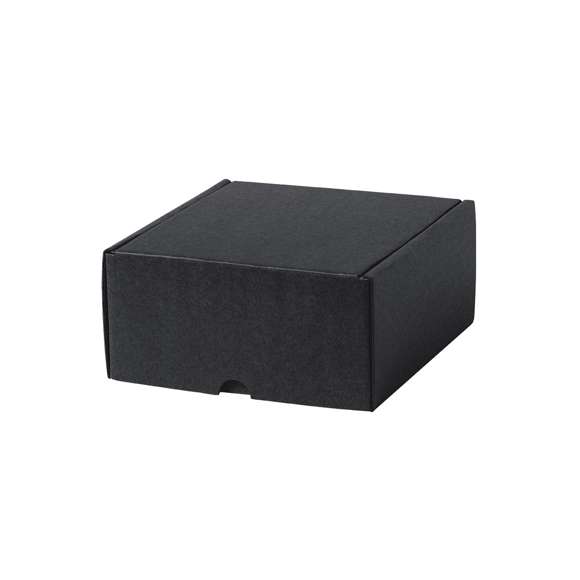 Caja de presentación tamaño S, fabricada en cartón reciclado corrugado en color negro. En línea con la tendencia del mercado hacia la sostenibilidad integral del regalo, ofreciendo soluciones de origen reciclado con el fin de ayudar a la mejora y conservación de nuestro planeta.
