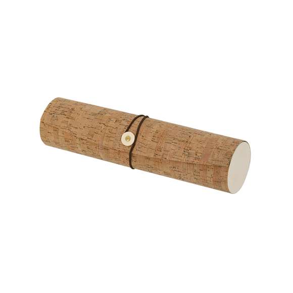 Caja de presentación con interior de madera natural y recubrimiento exterior de corcho. Cuenta con cierre de correa marrón.