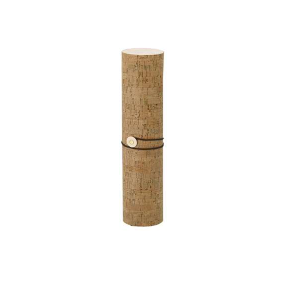 Caja de presentación con interior de madera natural y recubrimiento exterior de corcho. Cuenta con cierre de correa marrón.