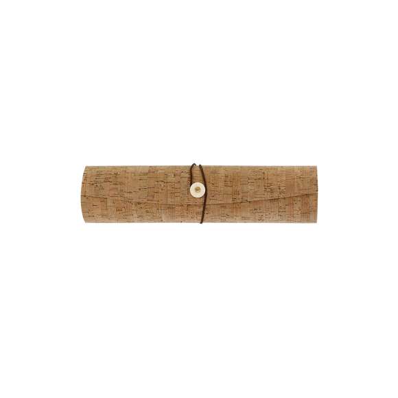 Caja de presentación con interior de madera natural y recubrimiento exterior de corcho. Cuenta con cierre de correa marrón.