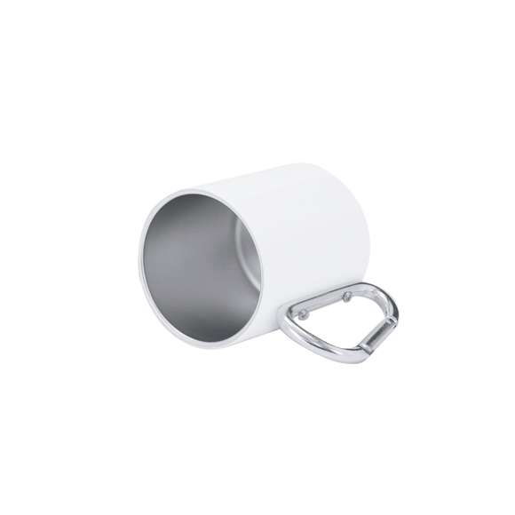 Taza de acero inox de 220ml, con cuerpo de acabado blanco brillante metálico y una funcional asa en forma de mosquetón pudiendo ser fácil de transportar. Especialmente diseñada para la sublimación.