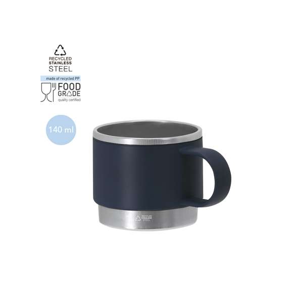 Taza de PP reciclado, combinado con base de acero inoxidable reciclado. Con 140 ml de capacidad. Incluye distintivo Acero Inox Reciclado.El PP reciclado es un plástico reciclado y altamente reciclable, de gran resistencia y apto para multitud de aplicaciones.El acero es uno de los materiales más demandados y que puede encontrarse casi en todas partes, desde productos de uso diario a grandes construcciones. Con innumerables propiedades, entre las que cabe destacar la durabilidad y su alto grado de reutilización, convirtiéndolo en una alternativa muy valorada en soluciones de sostenibilidad. Debidamente tratado, permite obtener nuevos recursos de infinita utilización.