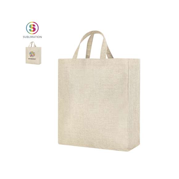 Bolsa fabricada en suave y resistente poliéster, ideal para personalización mediante impresión por sublimación. Con fuelle y asas reforzadas. Resistencia hasta 6 kg de peso.