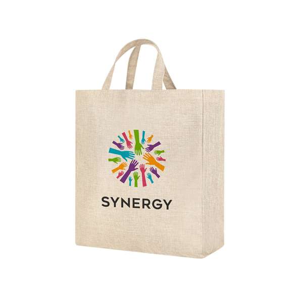 Bolsa fabricada en suave y resistente poliéster, ideal para personalización mediante impresión por sublimación. Con fuelle y asas reforzadas. Resistencia hasta 6 kg de peso.