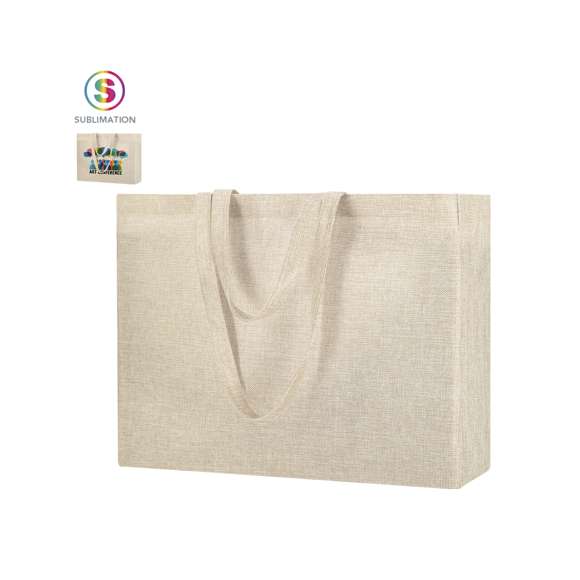 Bolsa fabricada en suave y resistente poliéster, ideal para personalización mediante impresión por sublimación. Con fuelle y asas largas reforzadas. Resistencia hasta 8 kg de peso.