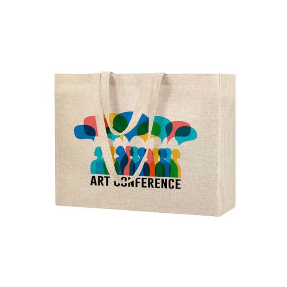 Bolsa fabricada en suave y resistente poliéster, ideal para personalización mediante impresión por sublimación. Con fuelle y asas largas reforzadas. Resistencia hasta 8 kg de peso.