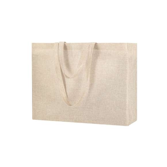 Bolsa fabricada en suave y resistente poliéster, ideal para personalización mediante impresión por sublimación. Con fuelle y asas largas reforzadas. Resistencia hasta 8 kg de peso.