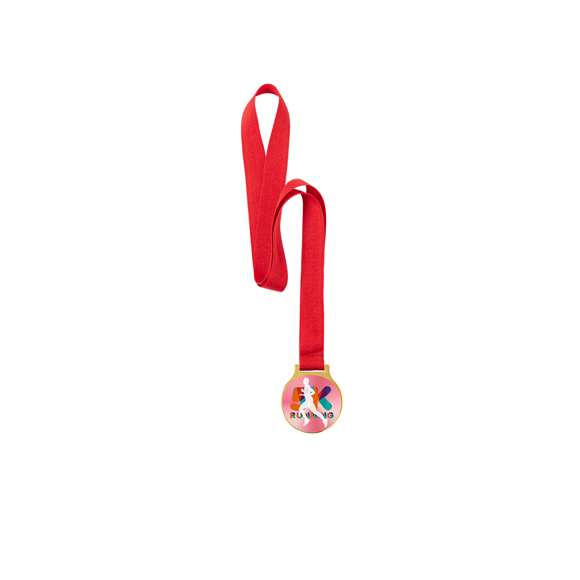 Medalla metálica con acabado dorado liso, especialmente diseñada para marcaje en sublimación (no integrada en el producto, ideal para imprimir y pegar posteriormente). Cinta de poliéster en color rojo incluida.