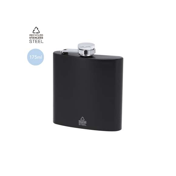 Petaca de 175 ml de capacidad con cuerpo de Acero Inox Reciclado y tapón de seguridad a rosca. De diseño ergonómico para guardar cómodamente en el bolsillo y cuerpo en acabado mate. Con distintivo de Acero Inox Reciclado.El acero es uno de los materiales más demandados y que puede encontrarse casi en todas partes, desde productos de uso diario a grandes construcciones. Con innumerables propiedades, entre las que cabe destacar la durabilidad y su alto grado de reutilización, convirtiéndolo en una alternativa muy valorada en soluciones de sostenibilidad. Debidamente tratado, permite obtener nuevos recursos de infinita utilización.